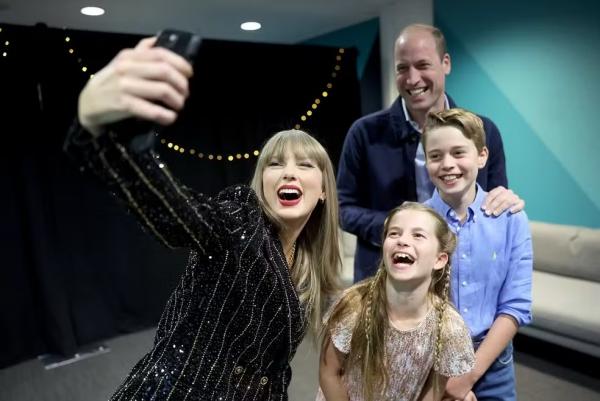 Taylor Swift tira selfie com William e príncipes.(Imagem:Instagram)