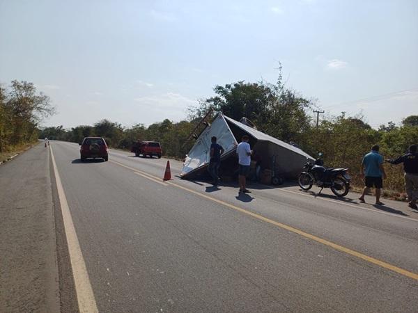 Caminhão tomba em Cocal de Telha; condutor não é localizado(Imagem:Reprodução)