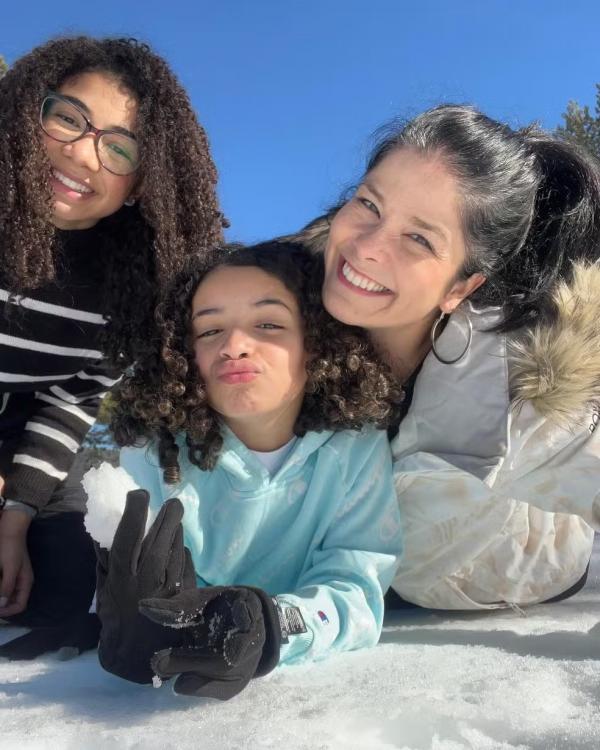 Samara Felippo com as filhas, Alícia e Lara.(Imagem: Instagram)