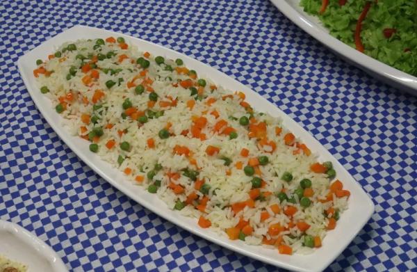  Arroz natalino decorado com ervilha e cenoura (Imagem:Rafaela Leal /G1 PI )