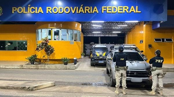 Também foram encontrados um carregador com 17 munições de 9 mm e mais 7 munições sobressalentes do mesmo calibre.(Imagem:Divulgação/PRF)