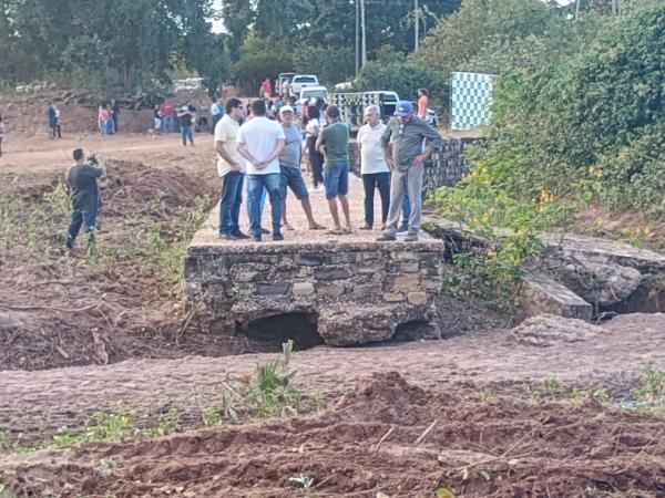 Passagem molhada na localidade Rio Branco.(Imagem:FlorianoNews)