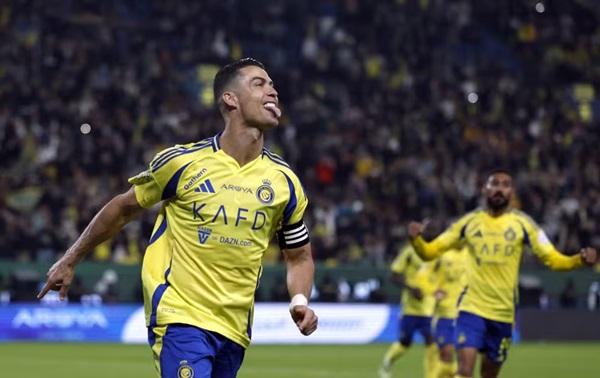 Cristiano Ronaldo marca para o Al-Nassr em duelo contra o Al-Okhdood, no Campeonato Saudita(Imagem:REUTERS/Hamad I Mohammed)