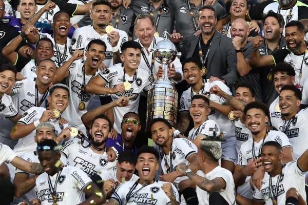 Jogadores e comissão técnica do Botafogo posam com a taça da Libertadores.(Imagem:ALEJANDRO PAGNI / AFP)