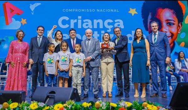 Presidente Lula entrega Selo Ouro à Rafael Fonteles por compromisso pela alfabetização infantil no Piauí(Imagem:Ricardo Stuckert)