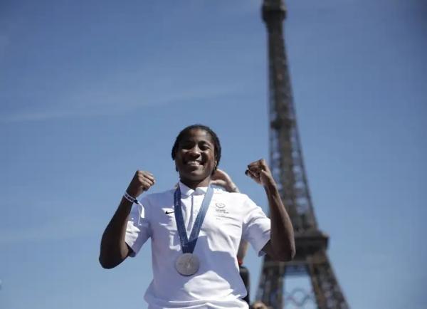 Nascida em Camarões, a boxeadora Cindy Ngamba conquistou o bronze, a primeira medalha olímpica do time de refugiados, que surgiu nos Jogos Rio 2026.(Imagem:Reuters/Louisa Gouliamaki/Direitos Reservados)