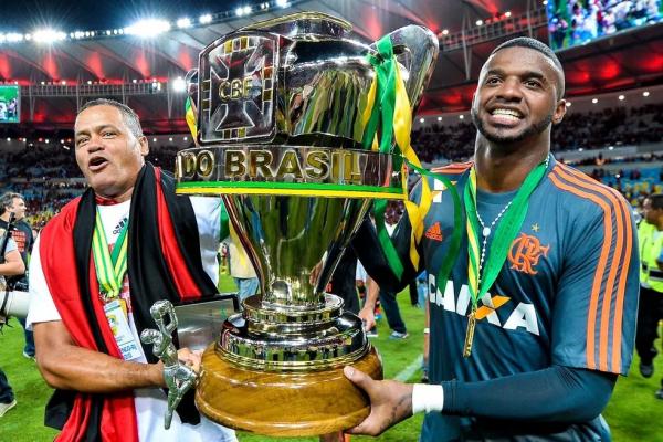 Felipe com o troféu de campeão da Copa do Brasil de 2013.(Imagem: Getty Images)