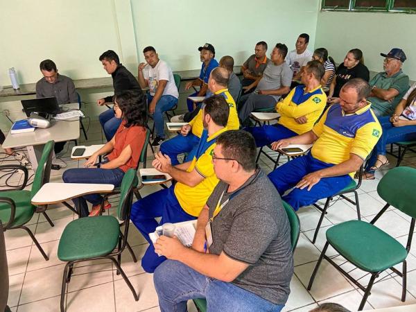 O treinamento, realizado na Rede de Frio, teve como objetivo aprimorar a logística de transporte e entrega dos imunobiológicos.(Imagem:José Ailson/Sesapi)