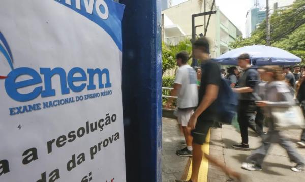 Estudantes no segundo dia de provas do ENEM na UNIP Vergueiro em São Paulo.(Imagem:Paulo Pinto/Agência Brasil)