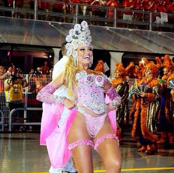 Ellen Rocche como rainha de bateria da Rosas de Ouro no Carnaval 2014.(Imagem:Reprodução/Instagram)