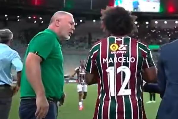 Mano e Marcelo se desentenderam no gramado em Fluminense x Grêmio.(Imagem:Reprodução)