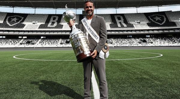 Artur Jorge com a taça da Libertadores(Imagem:Divulgação/ Botafogo)