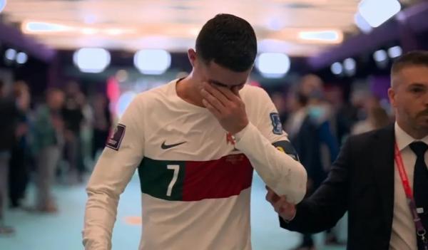 Cristiano Ronaldo desaba em lágrimas após eliminação de Portugal.(Imagem:Reprodução)