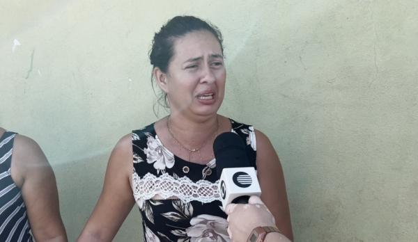 Mãe da criança morta eletrocutada em calçada de revendedora de gás.(Imagem:Eric Souza/Rede Clube)