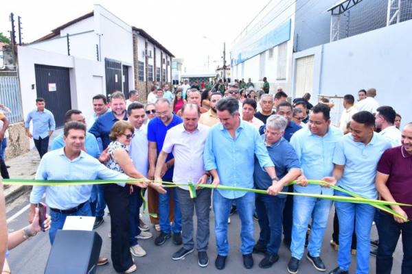 Solenidade marca inauguração da pavimentação asfáltica das ruas Defala Attem e Elias Oka em Floriano.(Imagem:Secom)