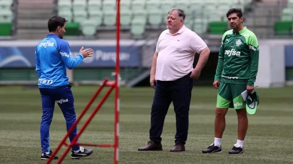 Tiago Costa, Anderson Barros e Abel Ferreira durante treino do Palmeiras no Allianz Parque.(Imagem:Cesar Greco)