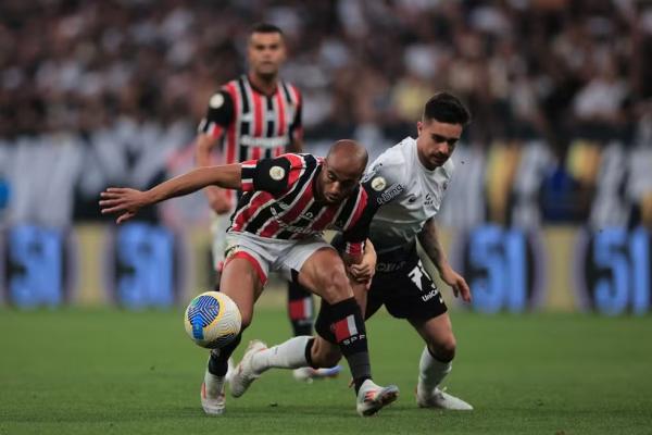 Igor Coronado e Lucas Moura em São Paulo x Corinthians.(Imagem:Ettore Chiereguini/AGIF)