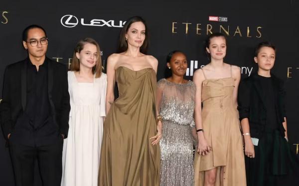 Maddox, Vivienne, Angelina Jolie, Knox, Shiloh e Zahara.(Imagem:The Getty Images)