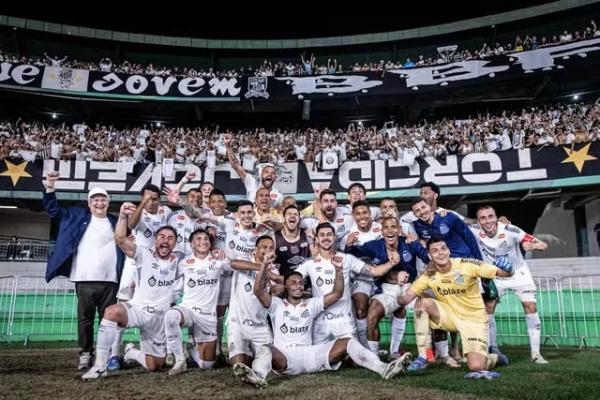 Jogadores do Santos fazem festa no gramado do Couto Pereira.(Imagem:Raul Baretta / Santos FC)