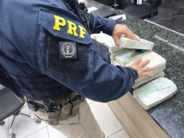 A droga estava escondida em fundos falsos em um veículo de passeio conduzido por um homem de 37 anos. Ao todo, foram encontrados aproximadamente 20,00 kg de Pasta Base de Cocaína.(Imagem:Divulgação/PRF)