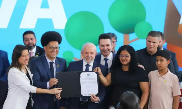 O Presidente da República Luiz Inácio Lula da Silva e o secretário Nacional de Periferias Guilherme Simões participam da Cerimônia de lançamento do Programa Periferia Viva.(Imagem:Wilson Dias/Agência Brasil)