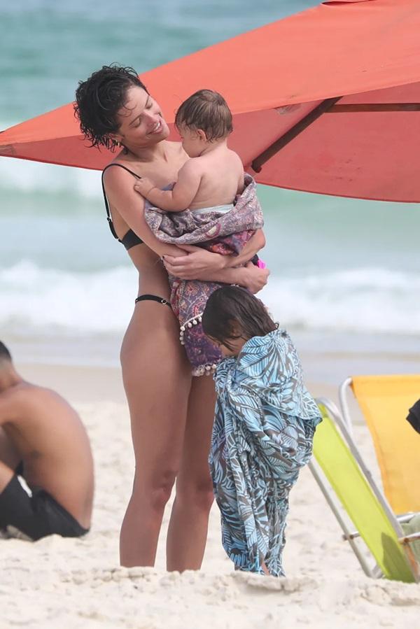 Agatha Moreira e Rodrigo Simas curtem dia na praia com Yanna Lavigne e as sobrinhas.(Imagem:AgNews/ Dilson Silva)