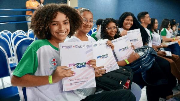 A aula combinou teoria e prática, com resolução de questões, e os estudantes foram divididos em duas equipes.(Imagem:Divulgação)