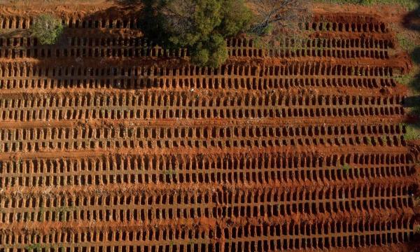 Vista aérea do cemitério Vila Formosa, em São Paulo (SP), na última segunda-feira (20), quando o Brasil chegou à marca de 80 mil óbitos pela Covid-19.(Imagem:FERNANDO MARRON / AFP)