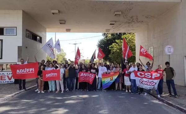 Professores da UFPI deflagram greve com ato em frente ao pórtico da universidade.(Imagem:Divulgação/ADUFPI)