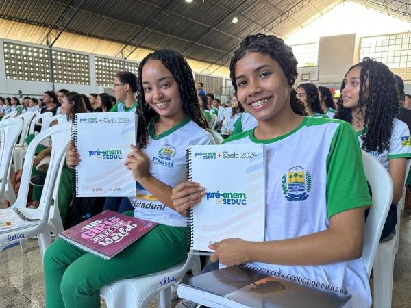 Alunos de 18 escolas se reuniram no Ginásio Poliesportivo Carlos Augusto Rêgo Damasceno para reforçar a preparação para o Exame Nacional do Ensino Médio.(Imagem:Divulgação)