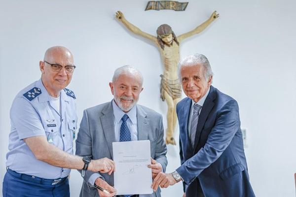 O presidente Lula entre o tenente-brigadeiro do ar Marcelo Damasceno, comandante da Aeronáutica (E), e o ministro da Defesa, José Mucio.(Imagem:Ricardo Stuckert/PR)