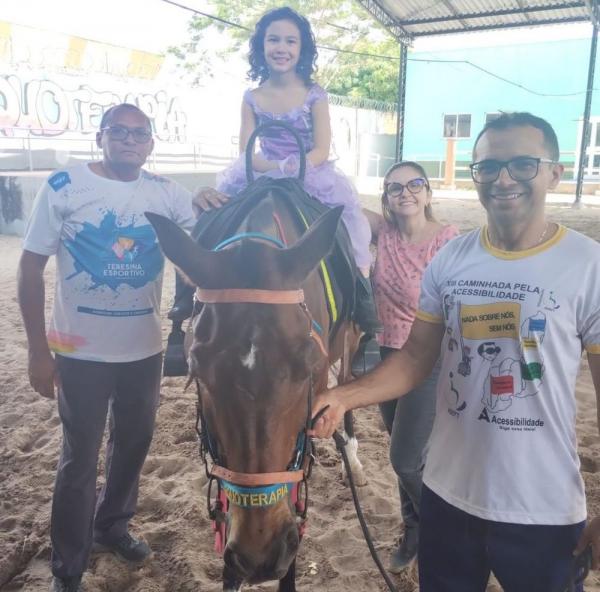  Equoterapia da PMPI auxilia na evolução de criança com autismo.(Imagem:Divulgação)