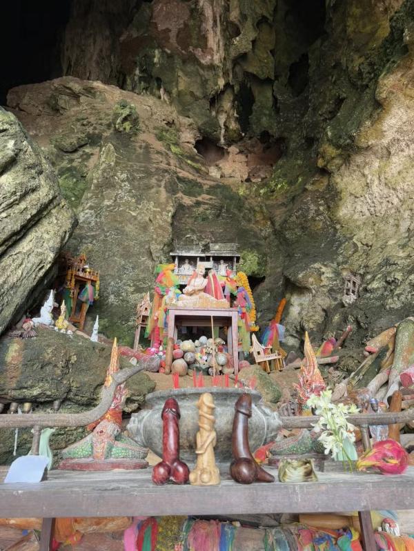 Foto que Larissa Manoela tirou do altar de pênis.(Imagem:Reprodução/Instagram)