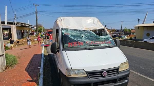 Avião de pequeno porte cai e bate em van de passageiros na BR-316, zona Sul de Teresina.(Imagem:Gil Oliveira/Tv Clube)