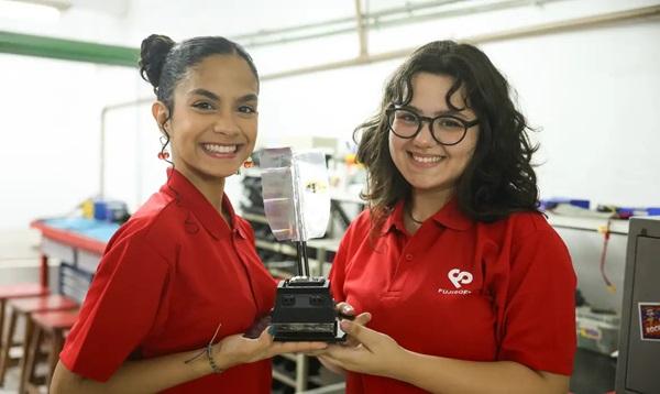 Equipe vencedora foi representada por duas alunas.(Imagem:Tomaz Silva/Agência Brasil)