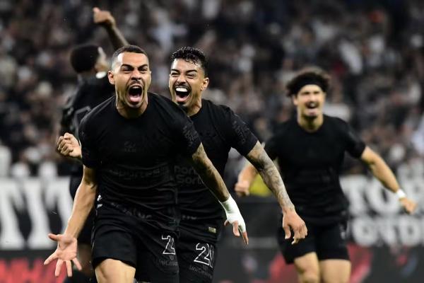 Matheuzinho comemora gol do Corinthians contra o Athletico-PR.(Imagem:Marcos Ribolli)