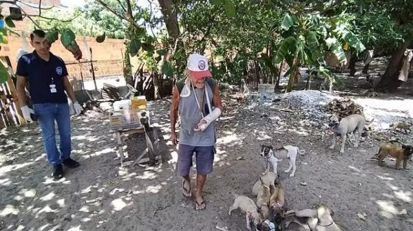 idoso de 77 anos sofre acidente e recebe ajuda para cuidar de mais de 60 cães no Piauí.(Imagem:TV Clube)