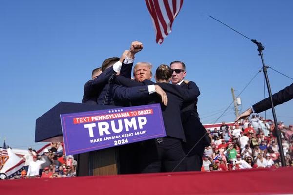 Trump após levar um tiro na orelha(Imagem: Evan Vucci/AP)