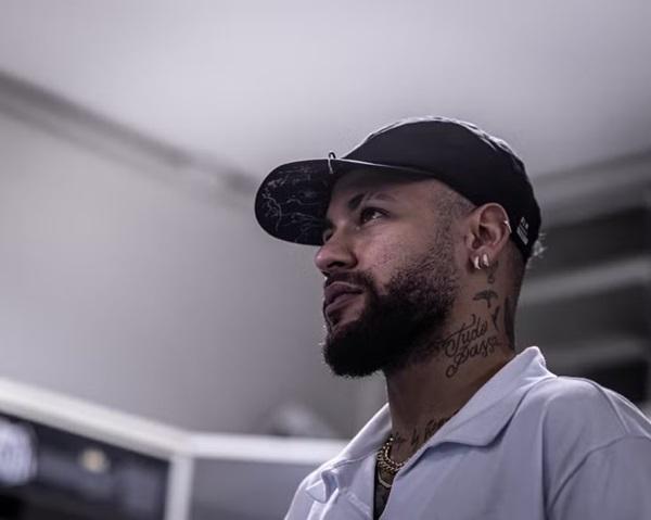 Neymar em visita à Vila Belmiro no ano passado.(Imagem:Raul Baretta/Santos)