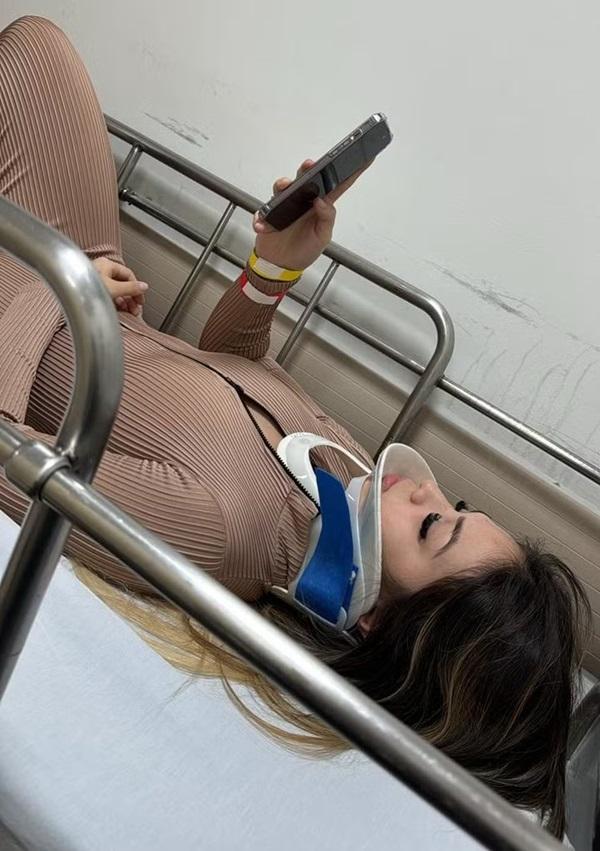 Melody aparece de colar cervical em hospital no RJ(Imagem:Reprodução/Equipe Melody)