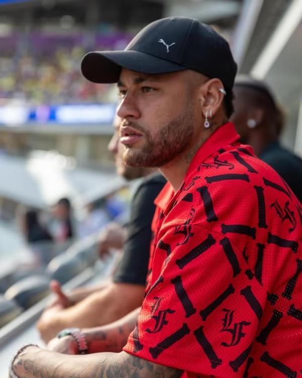 Neymar assiste ao jogo do Brasil contra Costa Rica.(Imagem: Reprodução/Instagram)