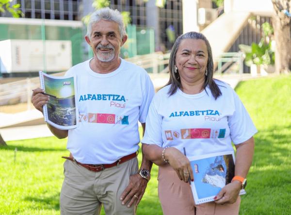 O programa tem por objetivo devolver à sala de aula jovens, adultos e idosos que não foram alfabetizados anteriormente.(Imagem:Divulgação)