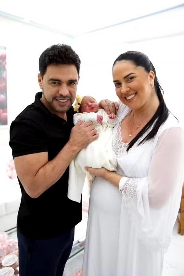 Zezé Di Camargo e Graciele posam com a filha, Clara.(Imagem:Hanna Rocha/Divulgação)