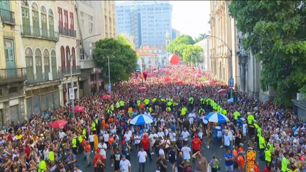 Público lotou o Centro do Rio neste sábado para o Bloco da Anitta.(Imagem:Reprodução/TV Globo)