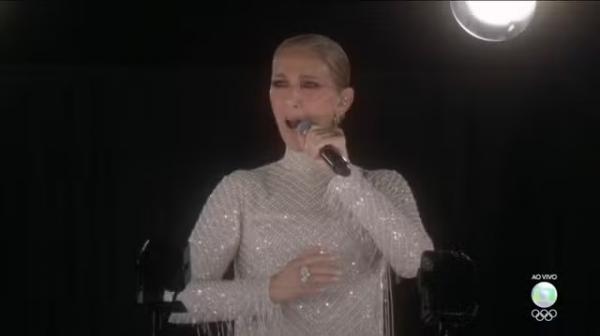 Celine Dion visivelmente emocionada durante apresentação na cerimônia de abertura das Olimpíadas 2024.(Imagem:Globo)