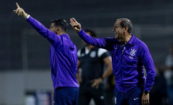 Ramón e Emiliano Díaz durante duelo entre Ponte Preta e Corinthians(Imagem:Divulgação/Ag. Corinthians)