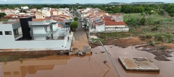 Ruas e casas ficam alagadas após temporal em Picos(Imagem:TV Clube)