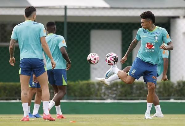 Igor Jesus (à direita) pode ser uma das novidades da seleção contra o Chile.(Imagem:Rafael Ribeiro/CBF)