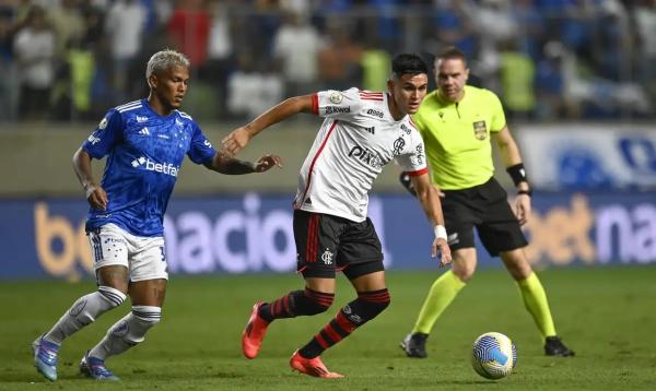 David Luiz marca de falta e Fla vence Cruzeiro em Belo Horizonte(Imagem:MARCELO CORTEZ/CRF/DIREITOS RESERVADOS)