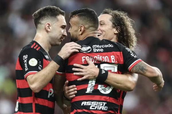 Fabrício Bruno é celebrado por Leo Ortiz e David Luiz no Flamengo.(Imagem:Gilvan de Souza/Flamengo)